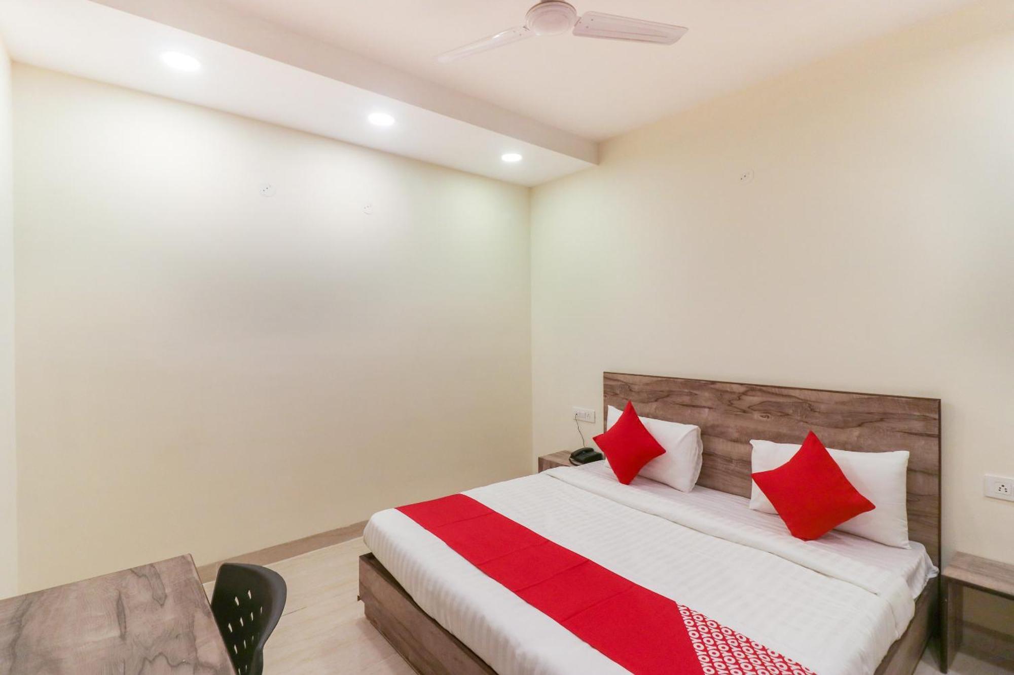 Super Hotel O Comfort Residency Near Artemis Hospital Gurgaon Bagian luar foto