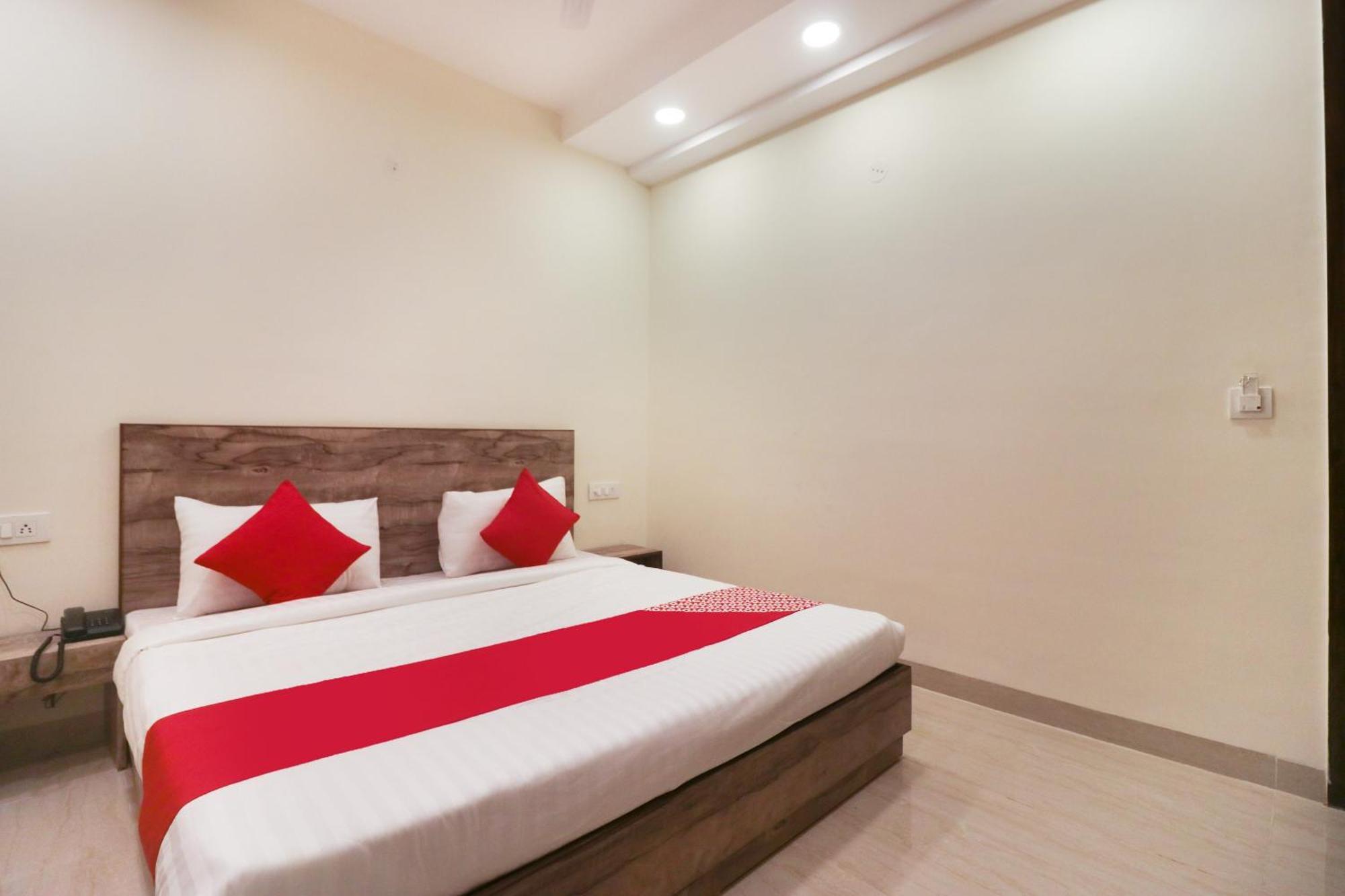 Super Hotel O Comfort Residency Near Artemis Hospital Gurgaon Bagian luar foto